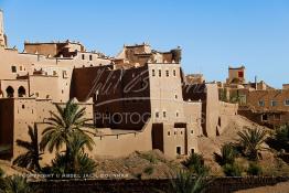 Image du Maroc Professionnelle de  L'ancienne Kasbah de la ville de Ouarzazate, ce regroupement de maisons est appelé Ksar, il fait partie des constructions berbères du sud du Maroc. La ville qui se veut le Hollywood du Maroc dispose de plusieurs studios déjà, Mardi 28 Décembre 2004. (Photo / Abdeljalil Bounhar) 